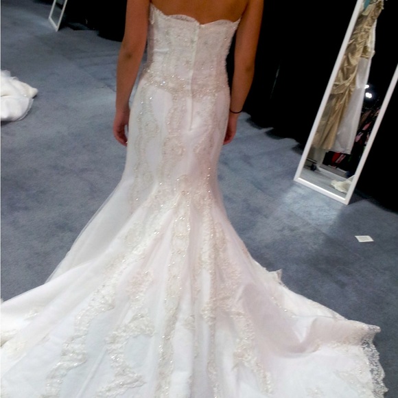 Wedding dress with long train and beautiful detail - Picture 4 of 4